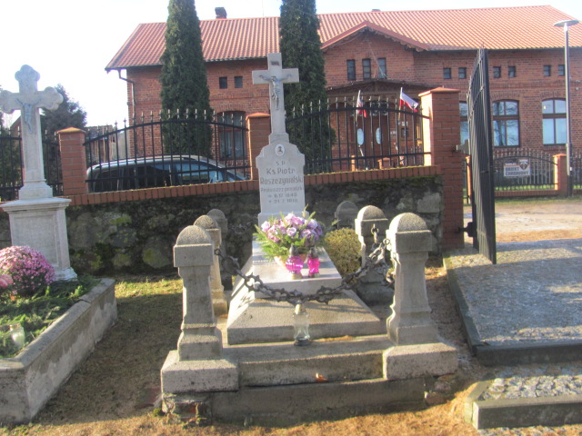 Grób Ks. Piotr Roszczynialski